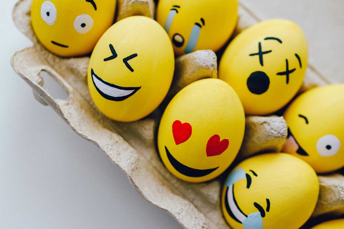 Das Kind kann mit dem Emoji-Ei seine Gefühle ausdrücken.
