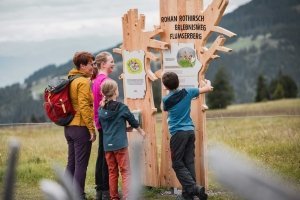 Wandern mit Kindern auf dem Rohan Rothirsch Erlebnisweg Flumserberg
