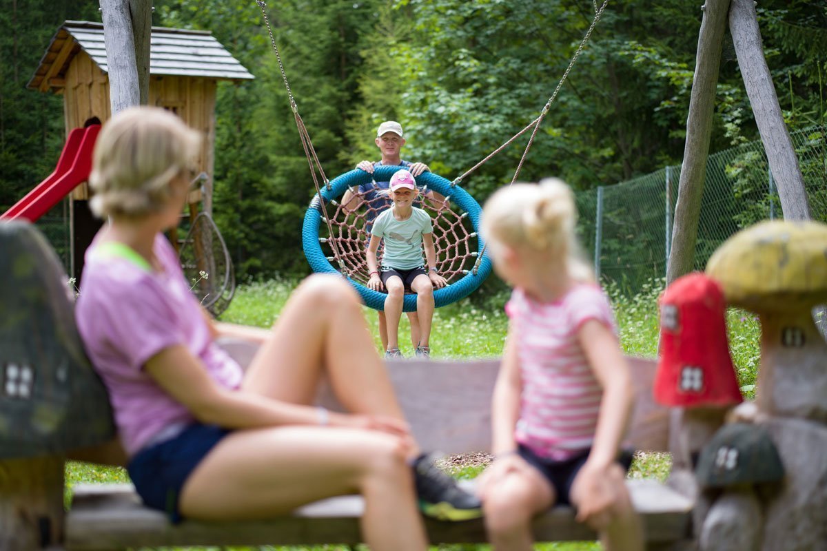 Familie auf einem Spielplatz