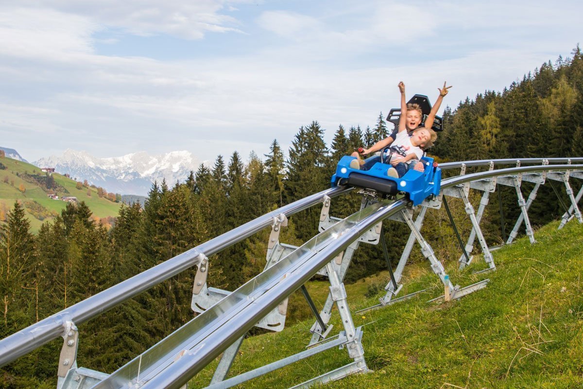 Zwei Kinder auf dem Alpine Coaster in der Wildschönau