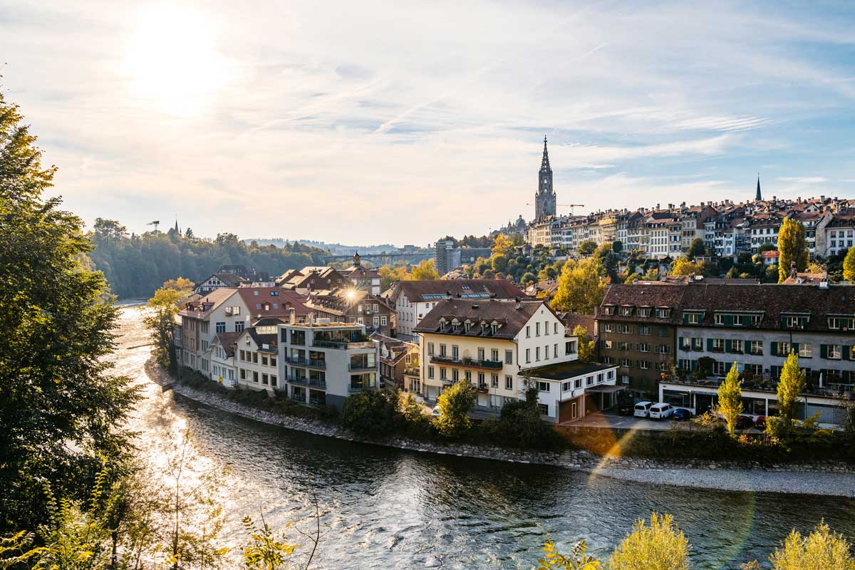 Die Stadt Bern mit Blick auf die Aare und das Münster.