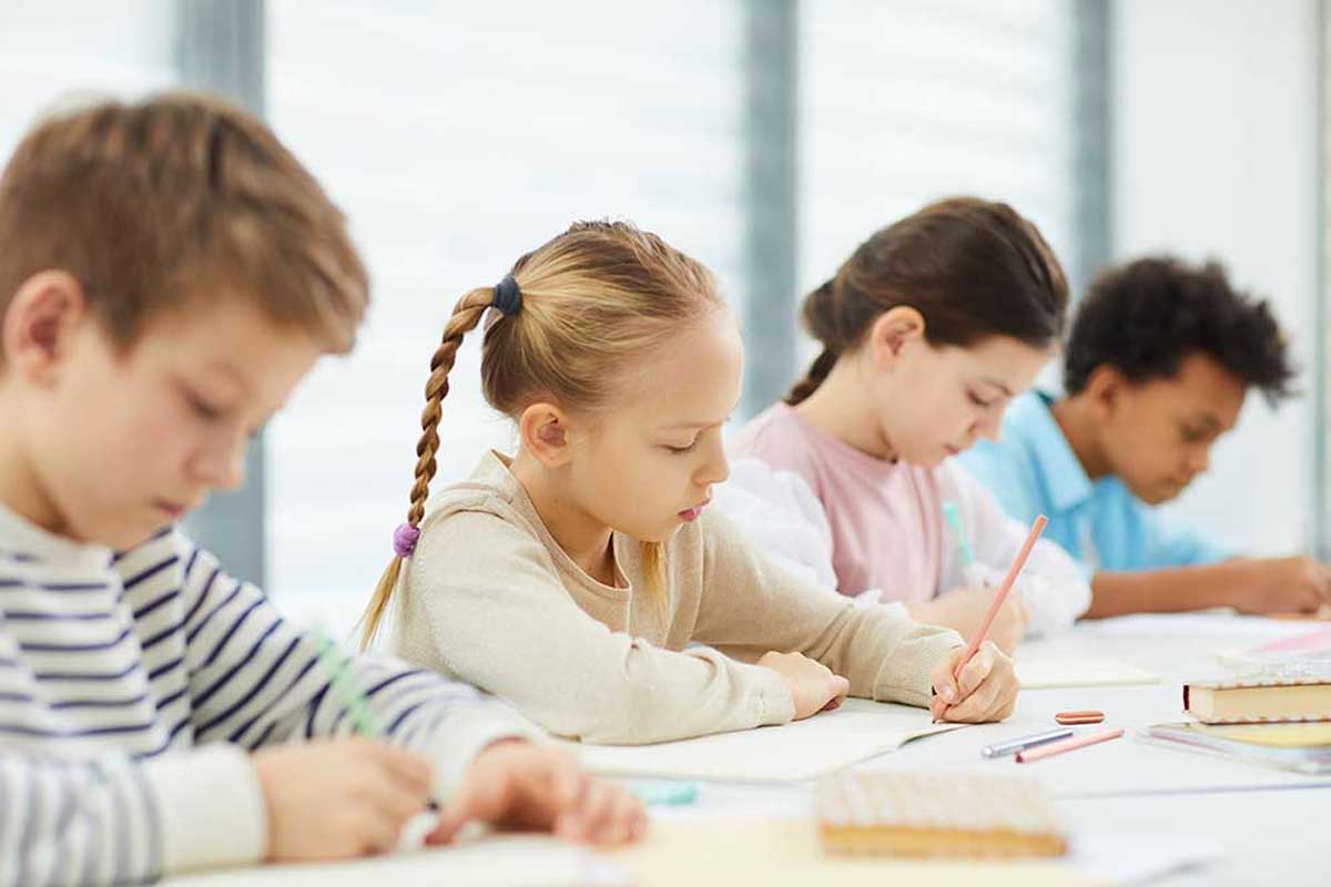 Kinder sind hoch konzentriert in der Schule dank Nahrungsergänzungen.