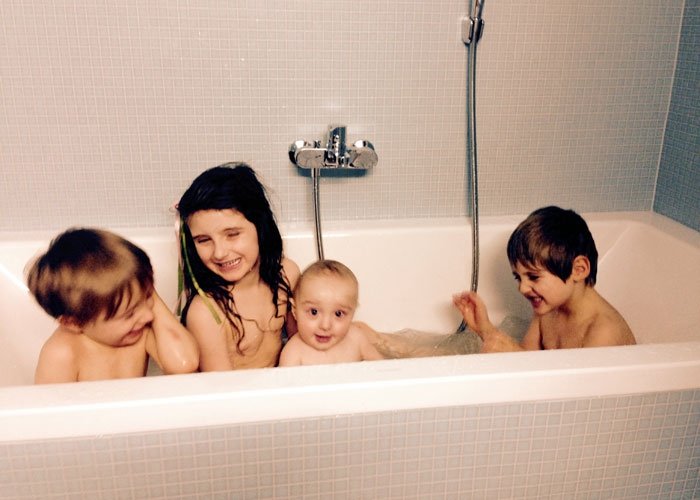 Bild: 3 - Familie Short in der Badewanne