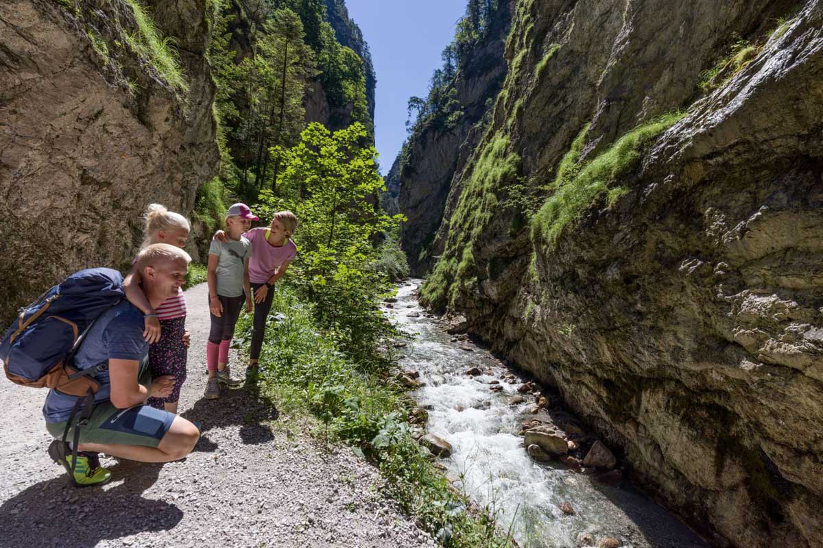 Familie in den Ferien in der Wildschönau am Kundler Klam 